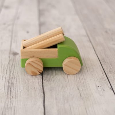 camion de madera de color verde juguete waldorf, juguete ecologico